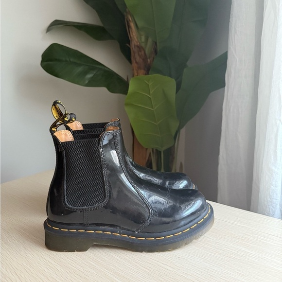 Dr. Martens Black Patent Leather Chelsea Boots Sz 5 – Classic Punk Streetwear - Picture 3 of 6